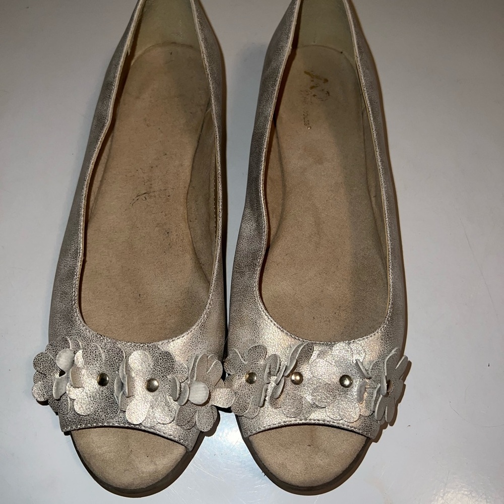 A2 By Aerosoles Champagne/Light Gold Floral Flats